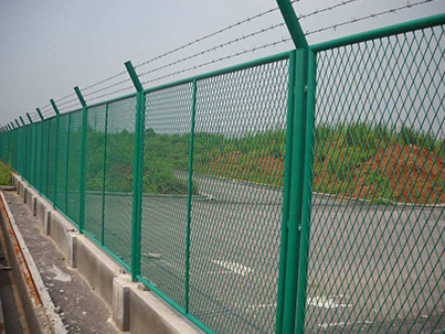 如何選擇公路護(hù)欄網(wǎng)？ 